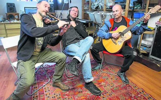 Goyo Yeves, Alberto García y Jesús Cifuentes, bromean en torno a una melodía en el estudio de este último en el barrio Girón de Valladolid.