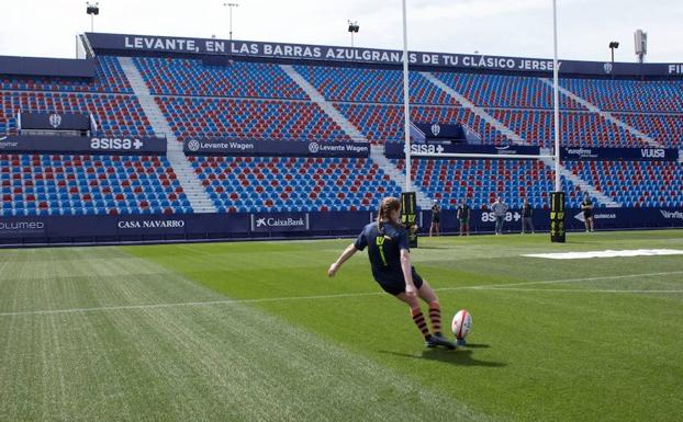 El Estadio del Levante ya luce los palos de la final de Copa