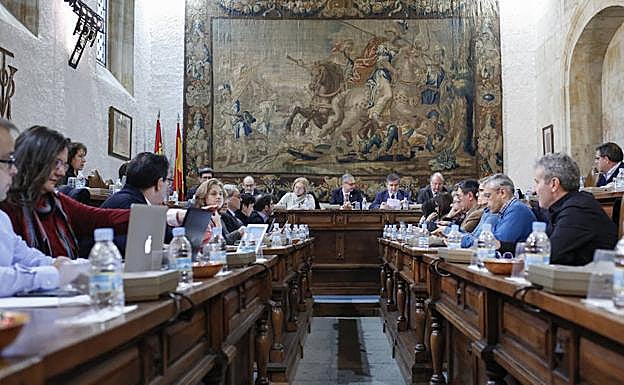 Un momento de la reunión que celebraron ayer los miembros del Consejo de Gobierno de la Universidad en la antigua Capilla del Estudio. 