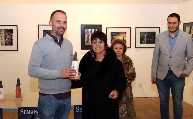 Óscar Costa recoge el premio de manos de la concejala Claudia de Santos. 