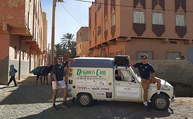 Íñigo Subrá y Asís Valentín Gamazo posan junto a su Renaul 4 en Marruecos. 