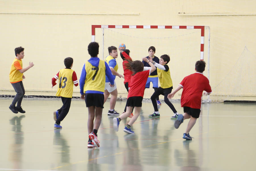 Un partido de balonmano entre escolares. 