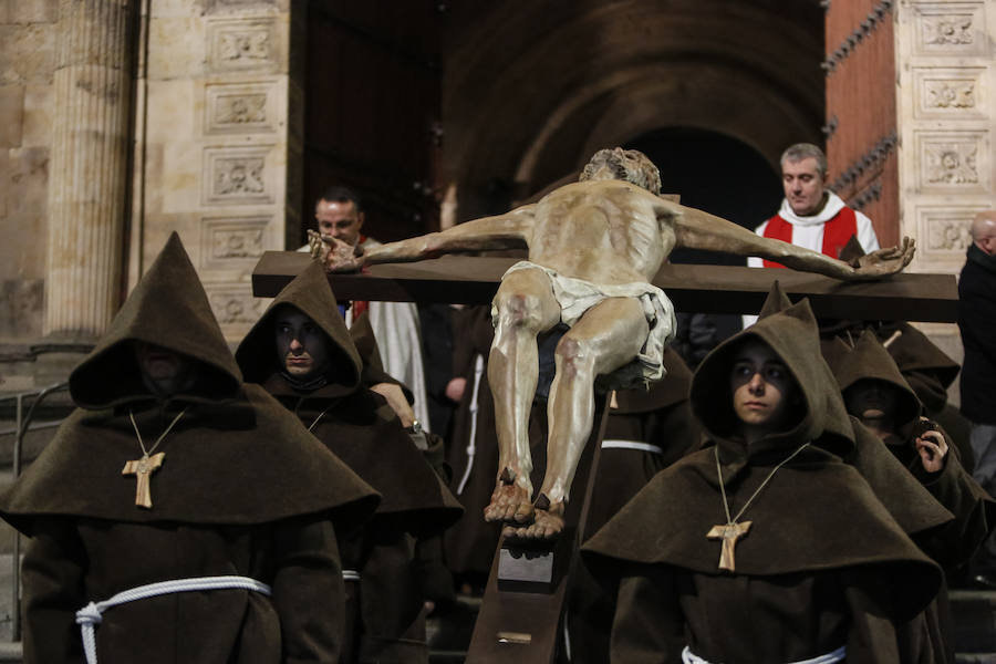 Fotos: Procesión del Sábado Santo del Cristo de la Humildad en Salamanca