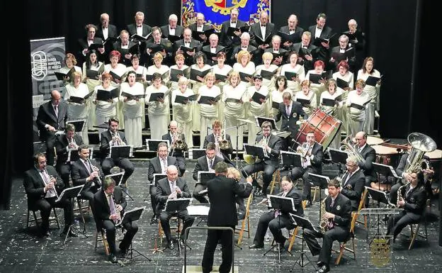 La Banda Municipal de Música, en el concierto que ofreció en el Pórtico con la Coral Vaccea en el teatro Principal. 