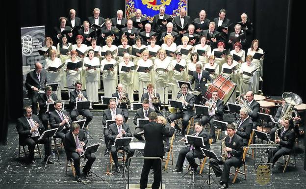 La Banda Municipal de Música, en el concierto que ofreció en el Pórtico con la Coral Vaccea en el teatro Principal.