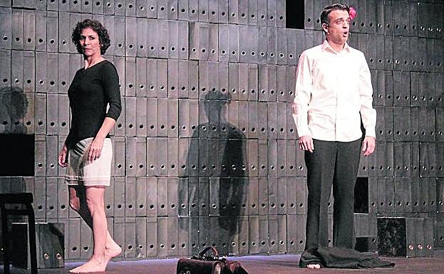 Gema Matarranz y Alejandro Vera, en un momento en la representación en el teatro Juan Bravo. 