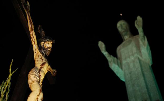 El Cristo de la Vera Cruz desfila bajo la luz verde del Cristo del Otero, en honor a los hermanos de la Vera Cruz.