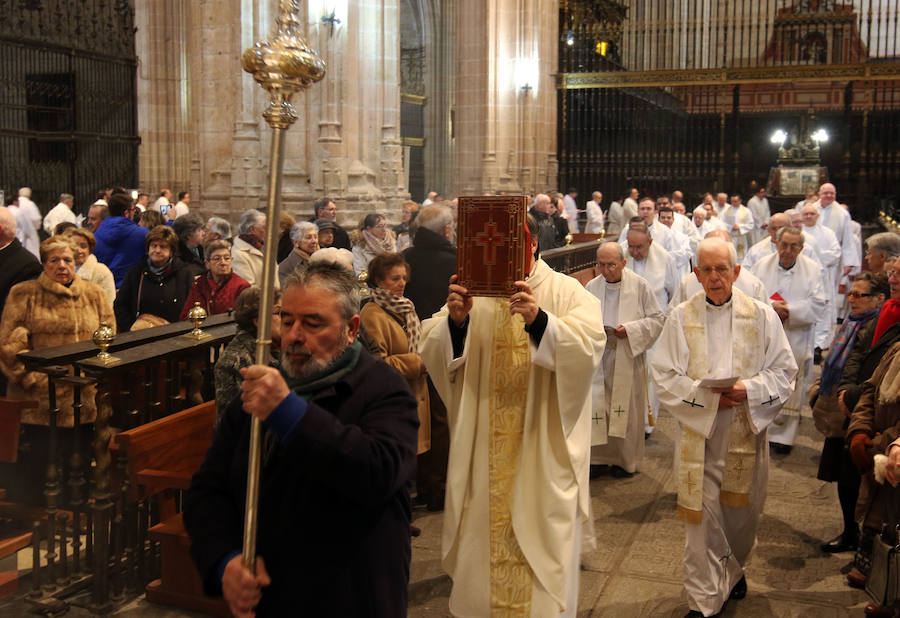 Fotos: Misa Crismal en el altar mayor de la Catedral de Segovia