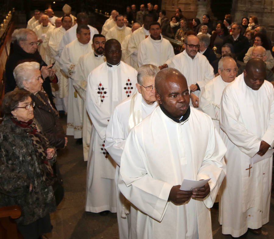 Fotos: Misa Crismal en el altar mayor de la Catedral de Segovia