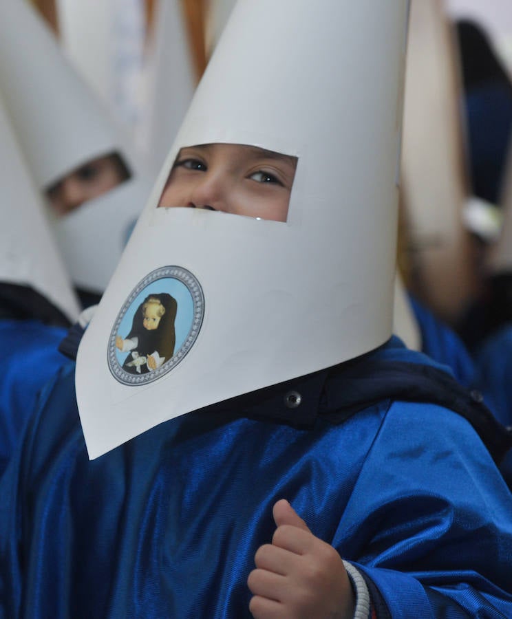 Fotos: Los alumnos del colegio Amor de Dios desfilan en su propia procesión de Semana Santa