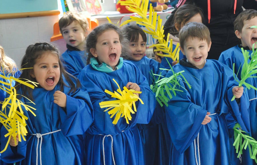 Fotos: Los alumnos del colegio Amor de Dios desfilan en su propia procesión de Semana Santa