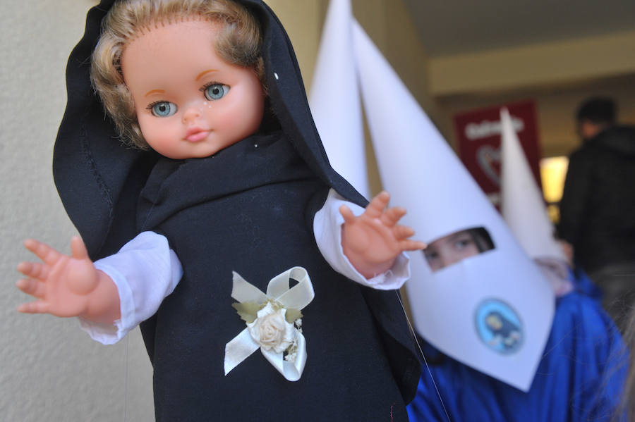 Fotos: Los alumnos del colegio Amor de Dios desfilan en su propia procesión de Semana Santa