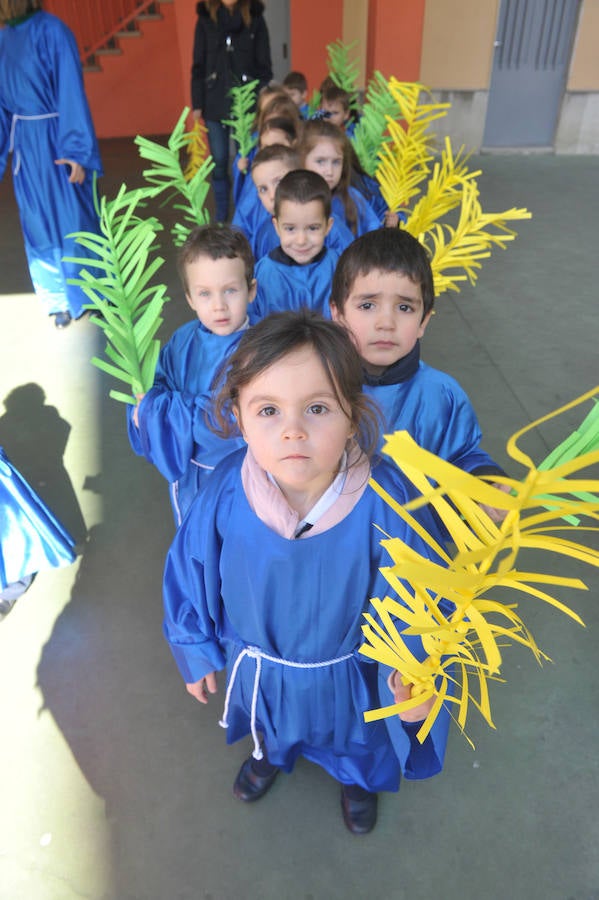 Fotos: Los alumnos del colegio Amor de Dios desfilan en su propia procesión de Semana Santa