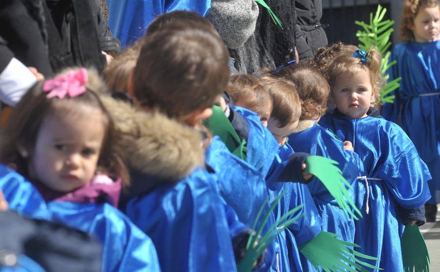Fotos: Los alumnos del colegio Amor de Dios desfilan en su propia procesión de Semana Santa