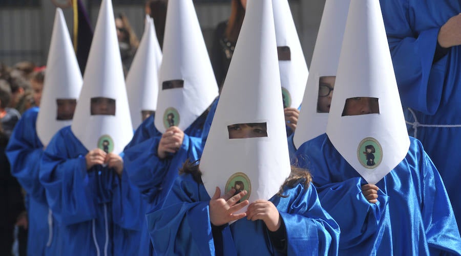 Fotos: Los alumnos del colegio Amor de Dios desfilan en su propia procesión de Semana Santa