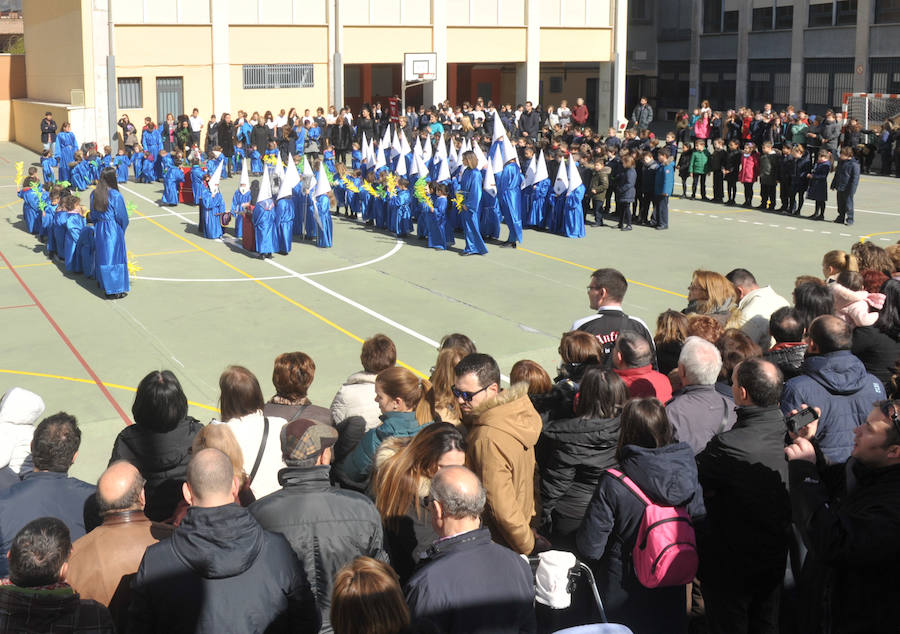 Fotos: Los alumnos del colegio Amor de Dios desfilan en su propia procesión de Semana Santa
