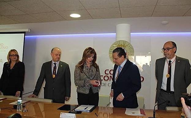 Silvia Clemente y Mario Amilivia, antes del pleno celebrado en la sede del Consejo Consultivo en Zamora. 