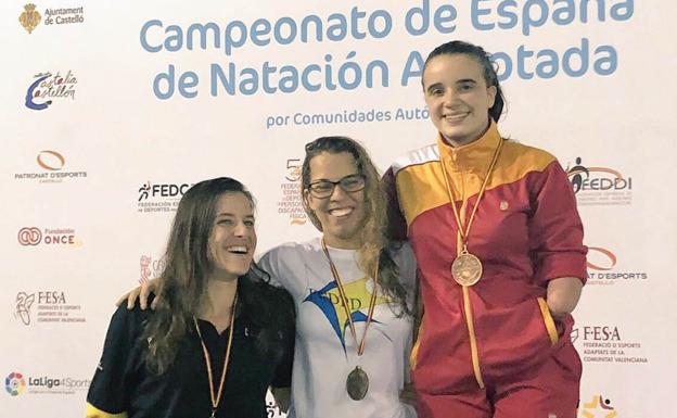 Carla Santos, a la derecha con la medalla de bronce. 