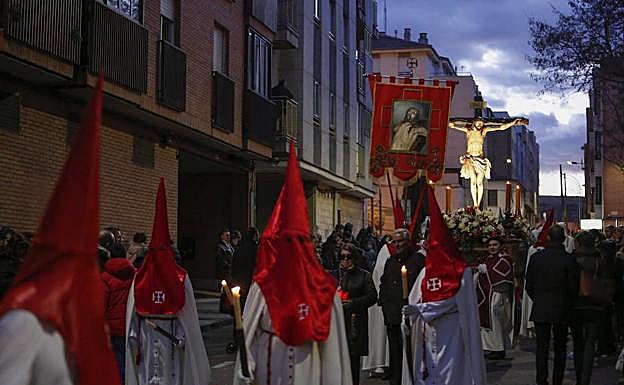 El Cristo del Perdón por una de las calles del barrio de Prosperidad.