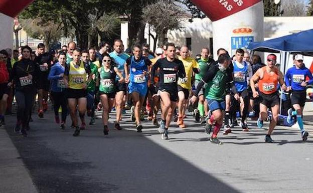 Los corredores toman la salida en Matilla de los Caños. 