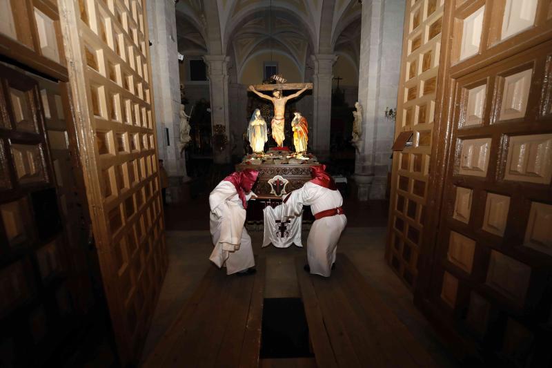 Fotos: Procesión de la Cofradía del Santo Cristo de la Buena Muerte en Peñafiel