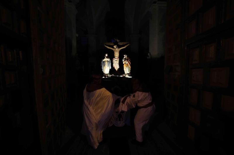 Fotos: Procesión de la Cofradía del Santo Cristo de la Buena Muerte en Peñafiel