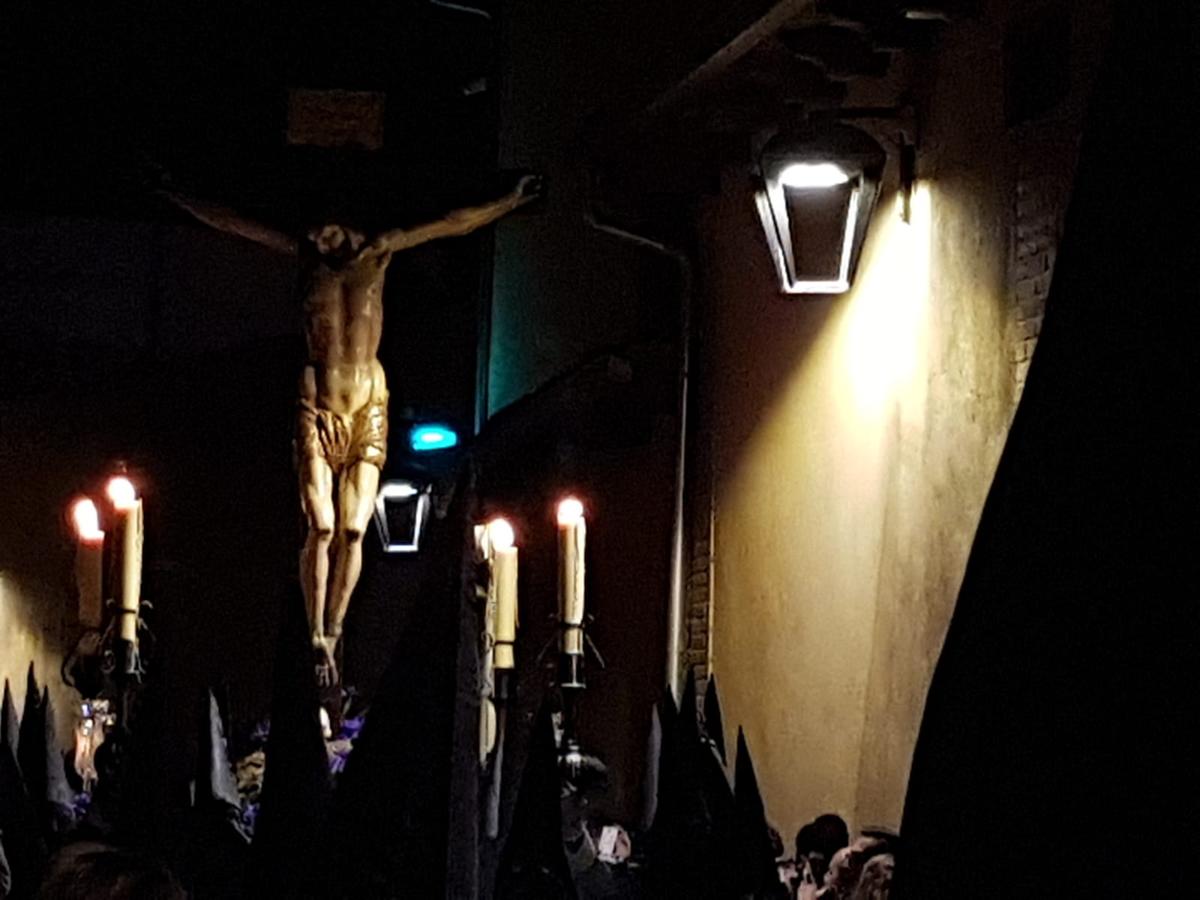 Procesión en silencio absoluto de las Cinco Llagas, en la antigua judería.