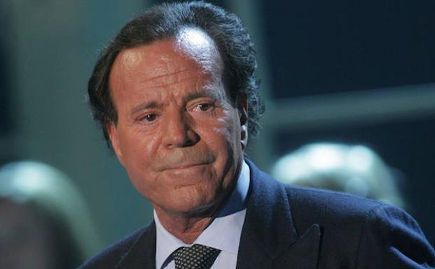 Julio Iglesias actúa en un programa de la televisión alemana. 