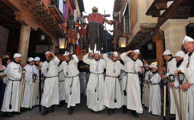 Hermanos del Longinos de Medina de Rioseco cargan con el paso en la procesión de Viernes Santo. 