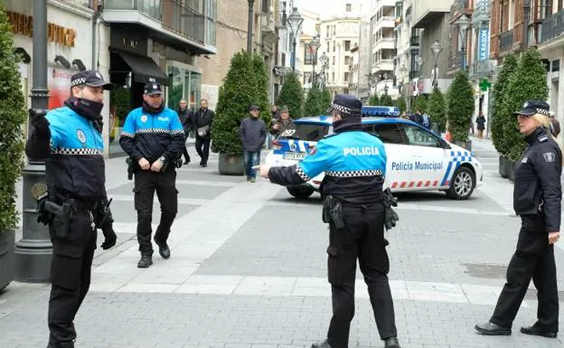 Tres agentes de la Policía Municipal en la calle Santiago. 