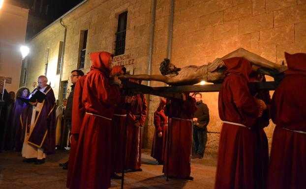 El sacerdote Ángel Martín, leyendo la primera de las llagas anoche en Ciudad Rodrigo. 