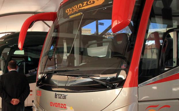 Autobús del Grupo Avanza parado en la estación de Segovia.