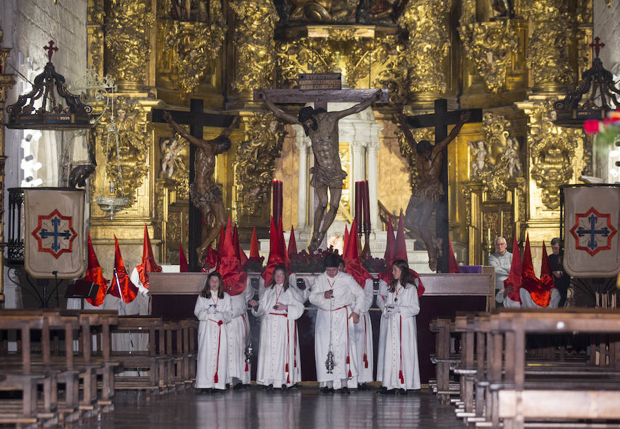 La Cofradía de las Siete Palabras ha alumbrado a su talla titular, el Santísimo Cristo de las Mercedes (Pompeyo Leoni, segunda mitad Siglo XVI)