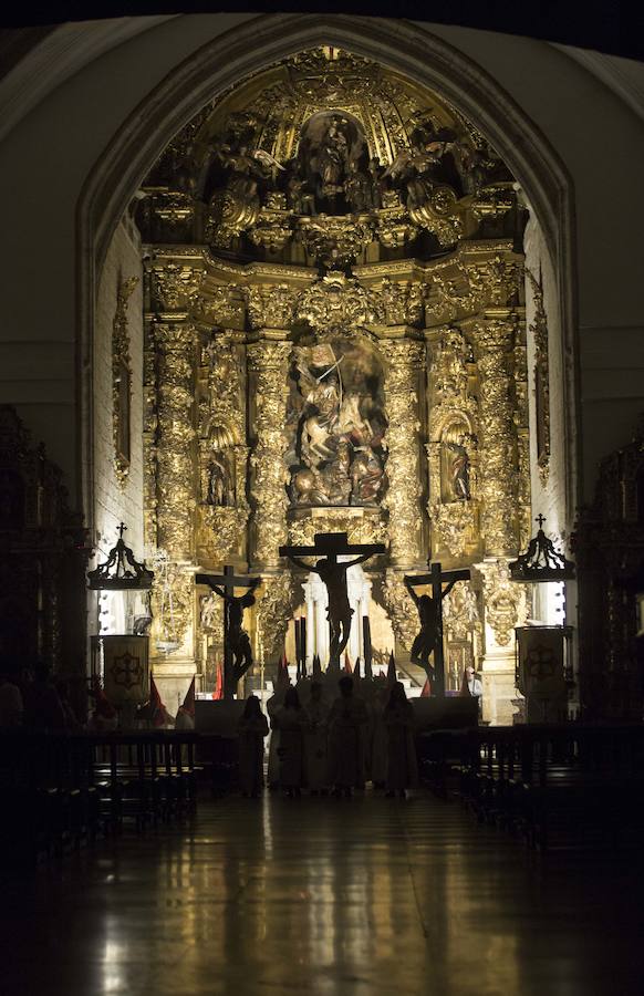 La Cofradía de las Siete Palabras ha alumbrado a su talla titular, el Santísimo Cristo de las Mercedes (Pompeyo Leoni, segunda mitad Siglo XVI)