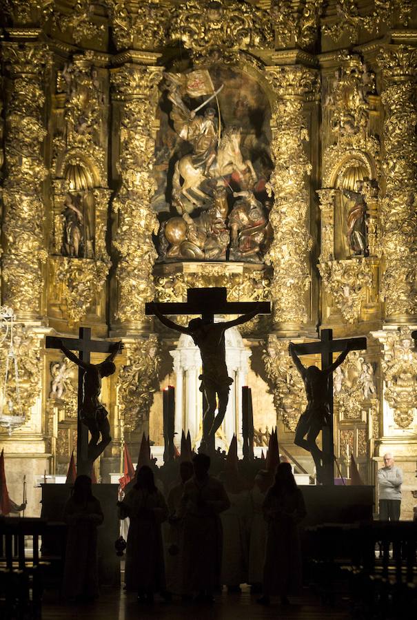 La Cofradía de las Siete Palabras ha alumbrado a su talla titular, el Santísimo Cristo de las Mercedes (Pompeyo Leoni, segunda mitad Siglo XVI)