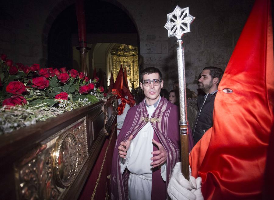 La Cofradía de las Siete Palabras ha alumbrado a su talla titular, el Santísimo Cristo de las Mercedes (Pompeyo Leoni, segunda mitad Siglo XVI)