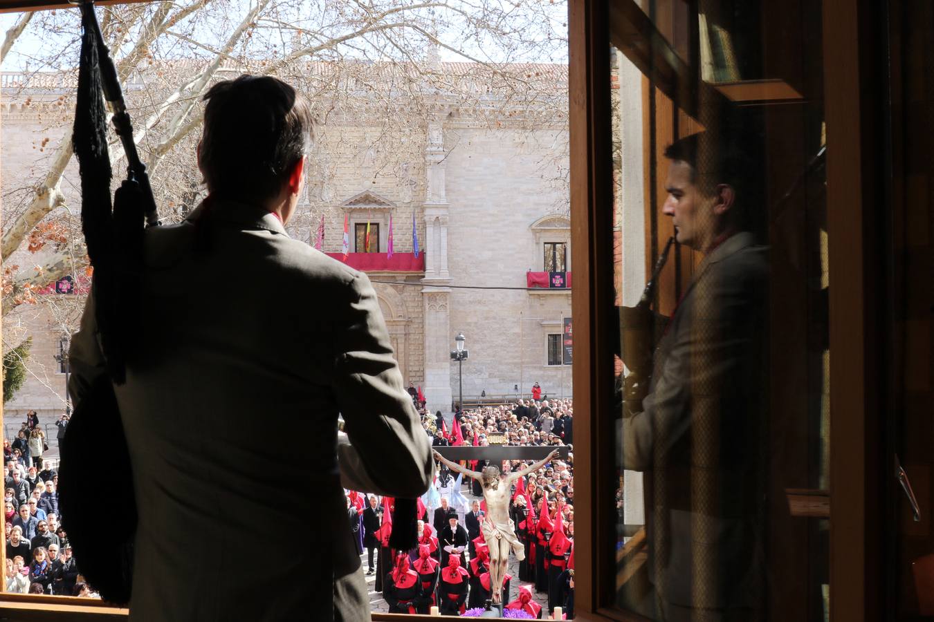 El paso de Gregorio Fernández salió a hombros a las once del Palacio de Santa Cruz para recorrer el centro de la ciudad 