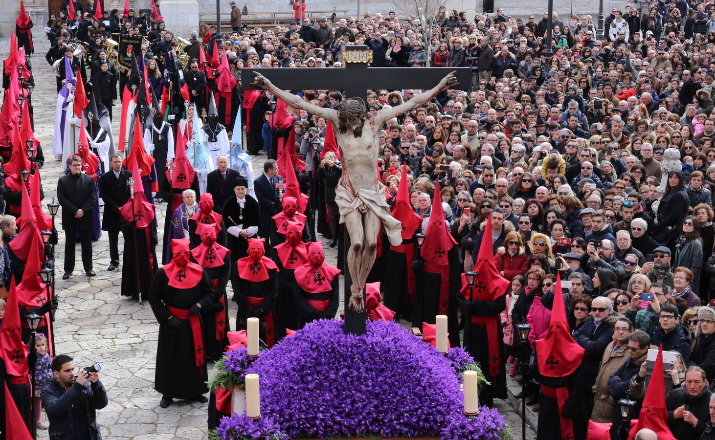 El paso de Gregorio Fernández salió a hombros a las once del Palacio de Santa Cruz para recorrer el centro de la ciudad 