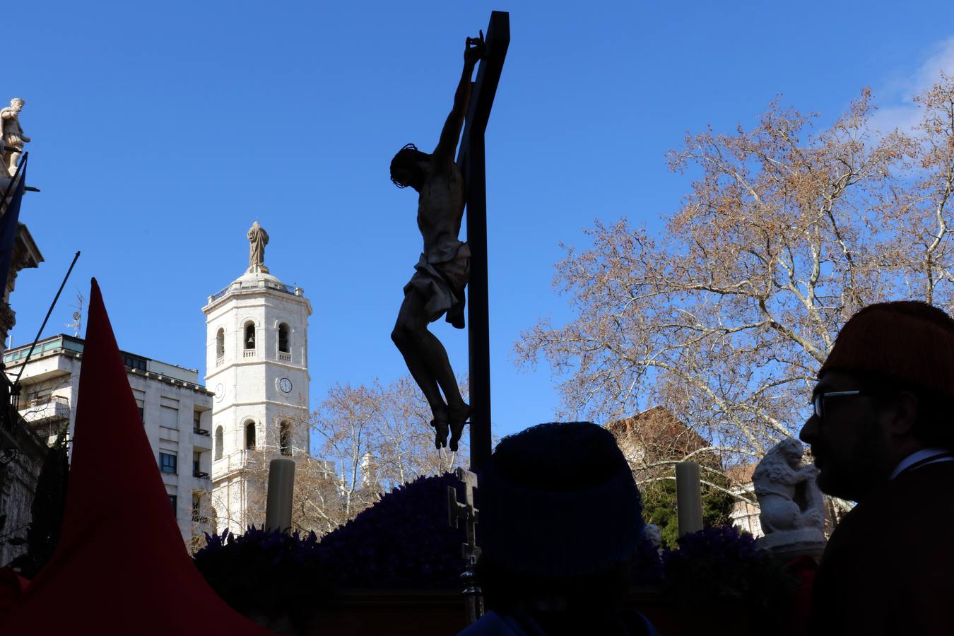 El paso de Gregorio Fernández salió a hombros a las once del Palacio de Santa Cruz para recorrer el centro de la ciudad 