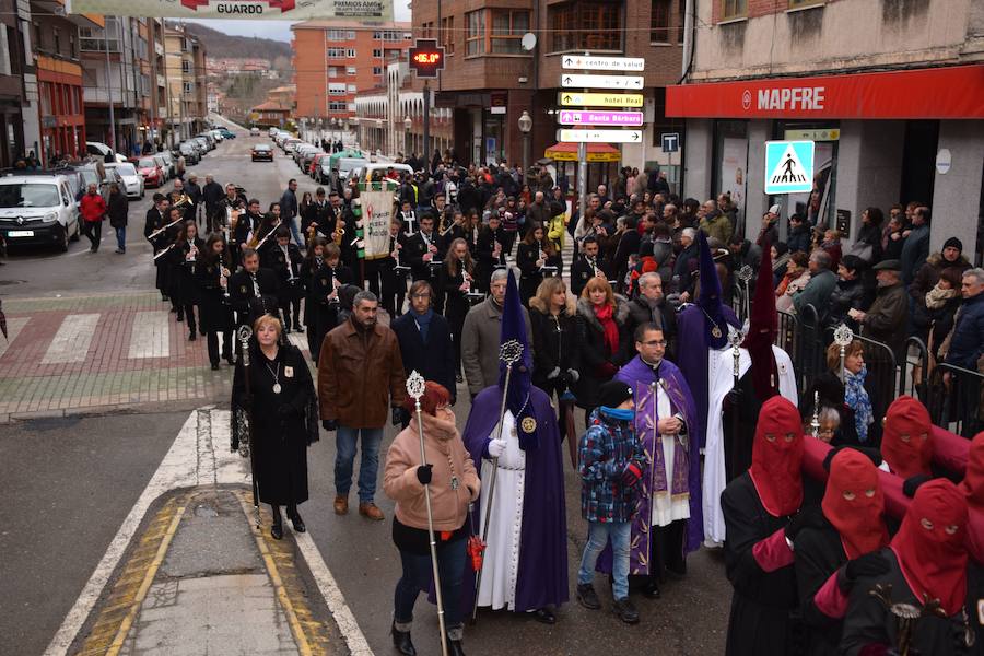 Fotos: La Procesión General sale con un recorrido más corto en Guardo