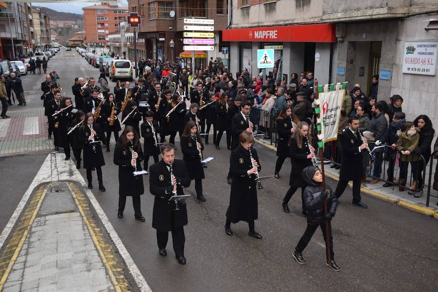 Fotos: La Procesión General sale con un recorrido más corto en Guardo