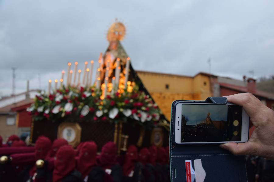 Fotos: La Procesión General sale con un recorrido más corto en Guardo