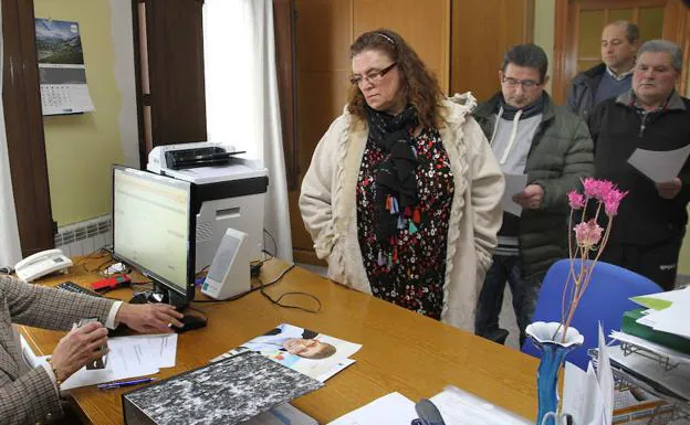 La alcaldesa y los concejales presentan el escrito de dimisión, el pasado 19 de enero en el Ayuntamiento de Lantadilla. 