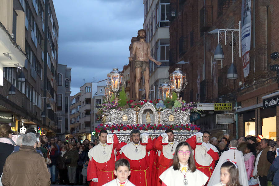 Procesión del Santísimo Cristo Despojado, camino del Calvario y Nuestra Señora de la Amargura, saliendo de San Andrés.