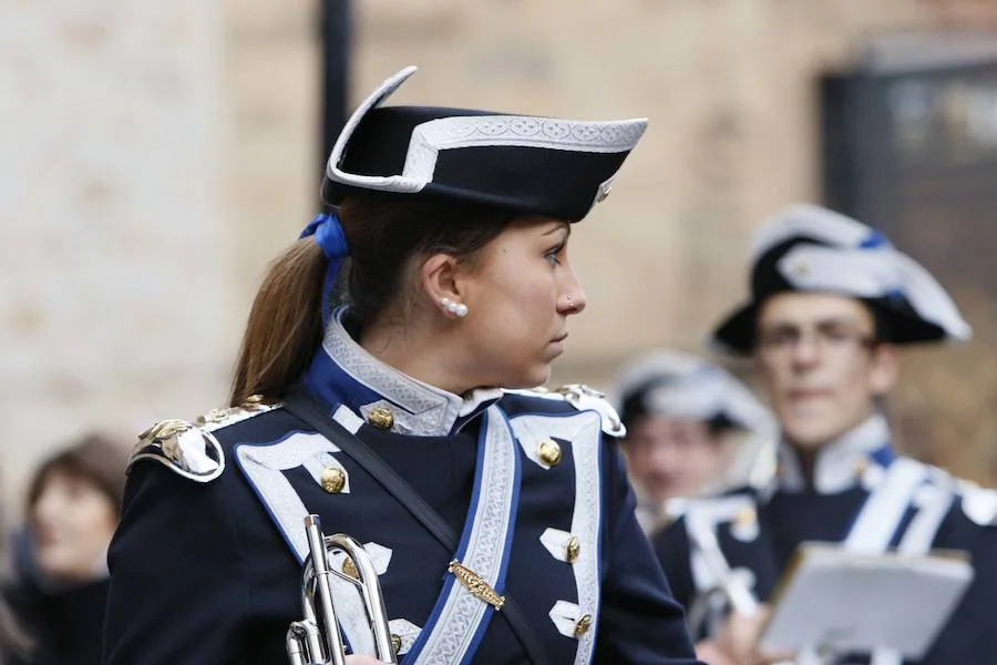 La Hermandad del Santísimo Cristo de la Agonía no pasó ni por la Plaza Mayor ni por la Catedral y lució lazos azules en apoyo a las personas con autismo 