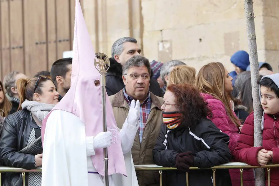 La Hermandad del Santísimo Cristo de la Agonía no pasó ni por la Plaza Mayor ni por la Catedral y lució lazos azules en apoyo a las personas con autismo 