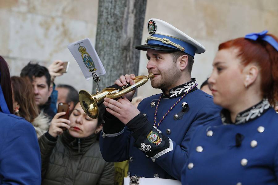 La Hermandad del Santísimo Cristo de la Agonía no pasó ni por la Plaza Mayor ni por la Catedral y lució lazos azules en apoyo a las personas con autismo 