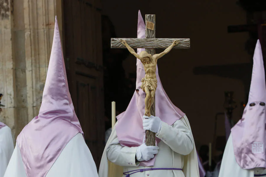 La Hermandad del Santísimo Cristo de la Agonía no pasó ni por la Plaza Mayor ni por la Catedral y lució lazos azules en apoyo a las personas con autismo 