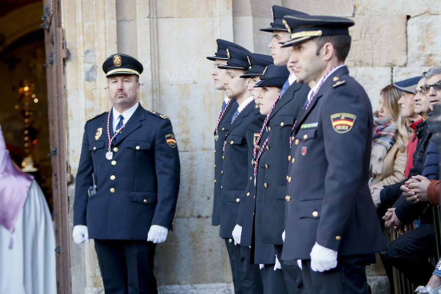 La Hermandad del Santísimo Cristo de la Agonía no pasó ni por la Plaza Mayor ni por la Catedral y lució lazos azules en apoyo a las personas con autismo 