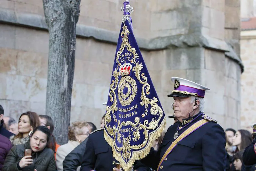 La Hermandad del Santísimo Cristo de la Agonía no pasó ni por la Plaza Mayor ni por la Catedral y lució lazos azules en apoyo a las personas con autismo 